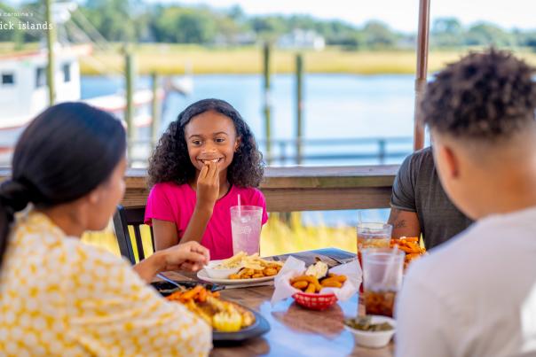 a family of 4 eating at an outdoor restaurant