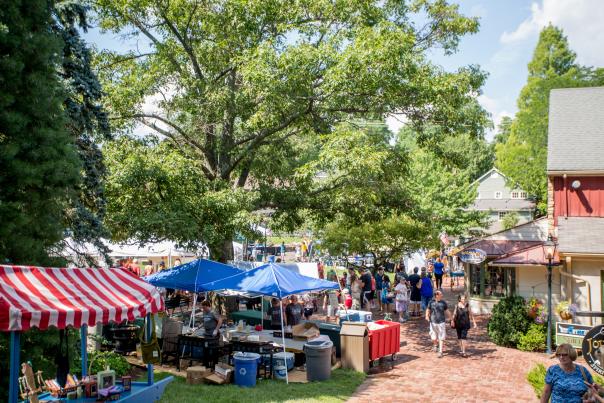 Celebrate one of summer's favorite fruits with a weekend full of treats and swinging country music during the Bluegrass & Blueberries Festival at Peddler's Village! Enjoy live bluegrass and folk tunes, children's activities and some of the finest blueberry foods.