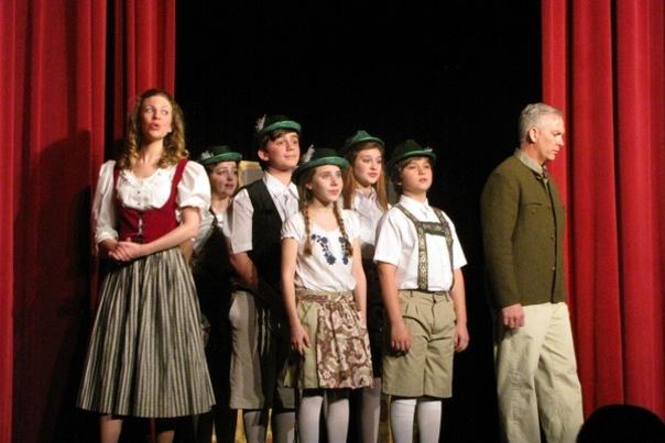 Cast of Sound of Music performing