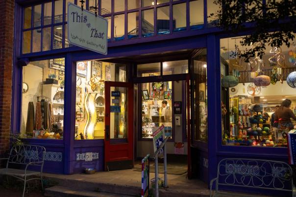 This & That Gift Gallery - Nightime Outside Shot