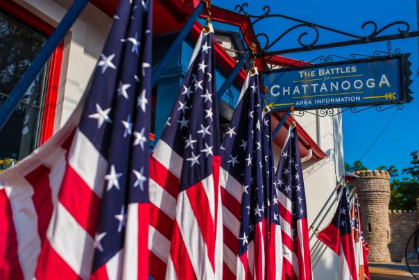 Umage of American flags outside of point park and sign that reads "the battle of Chattanooga"