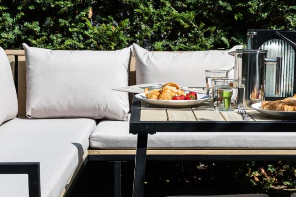 Drumholme House private garden and outdoor dining area in Cheltenham