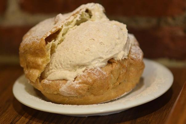 Schmidt’s Sausage Haus Pfeffernüsse Cream Puff