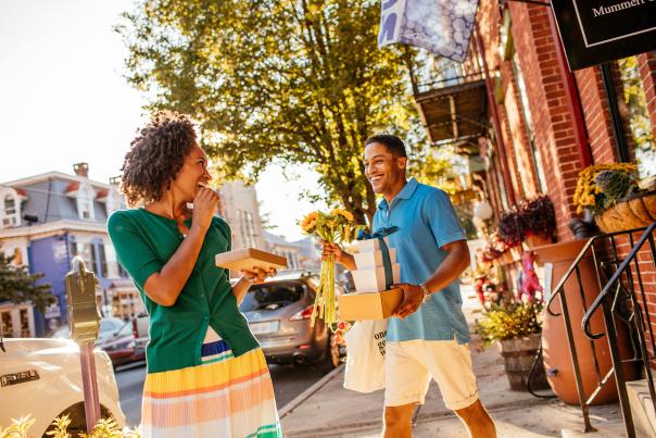 Couple shopping in Downtown Carlisle