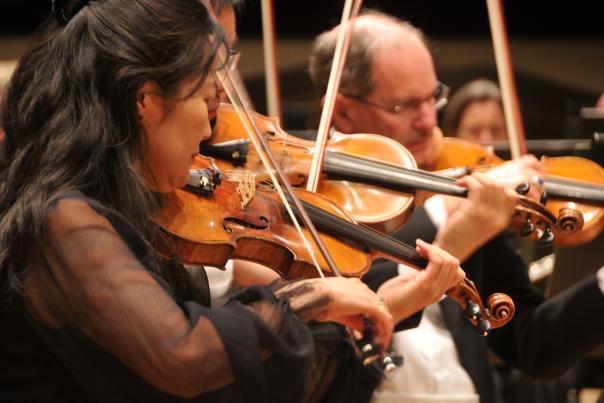 violinists-symphony