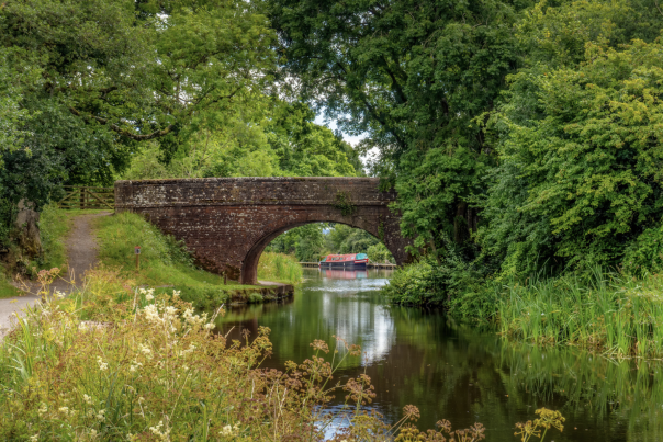 a barge coming under a bridge at tiverton canal