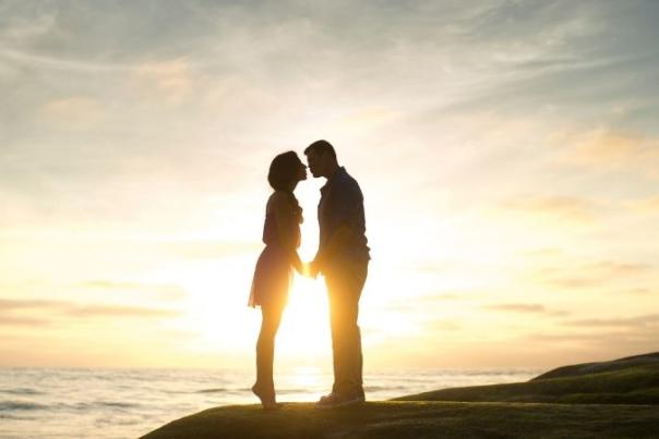 couple kissing by the sea