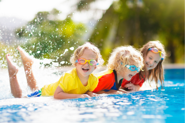 children splashing in a pool