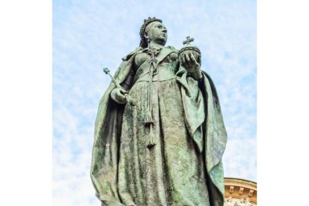 queen victoria statue