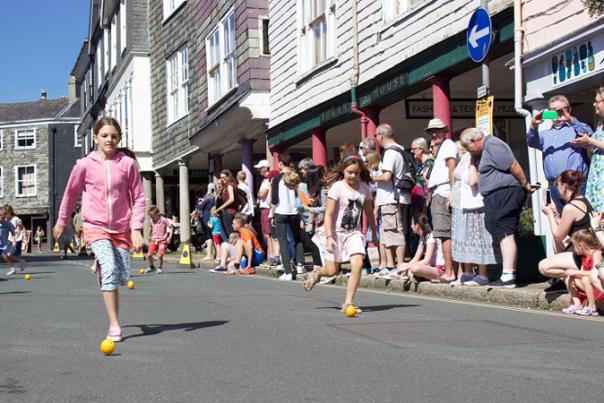children competing in totnes