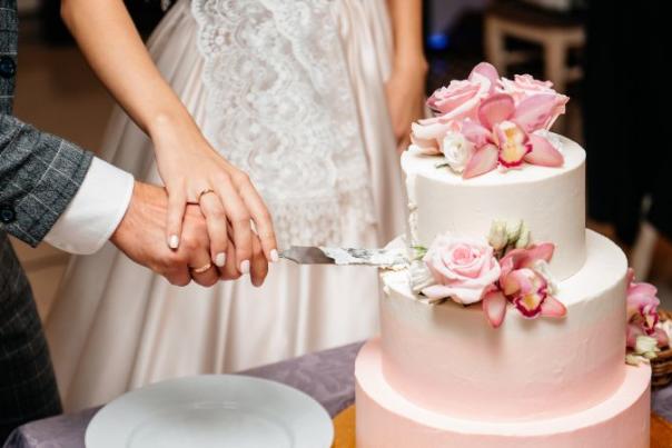 Couple cutting wedding cake