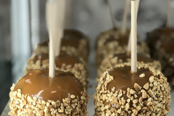 Kilwins Caramel Apple Case