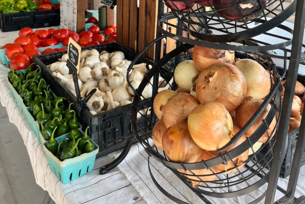 produce on a market stand a the hardin county farmers market