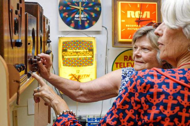 ANTIQUES, VINTAGE & COLLECTIBLES TRAIL
