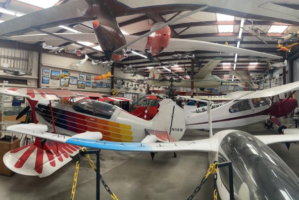 INTEREIOR WITH AIRPLANES