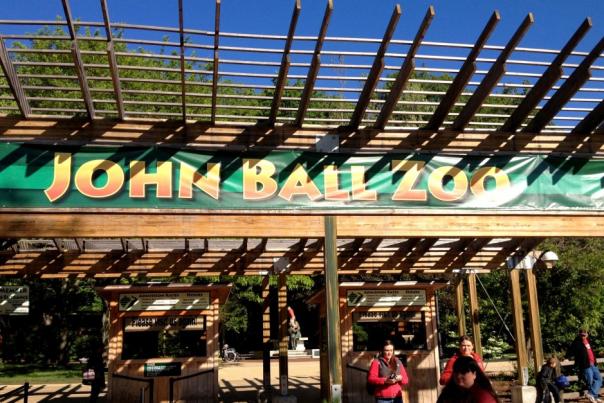 People at the entrance to the John Ball Zoo