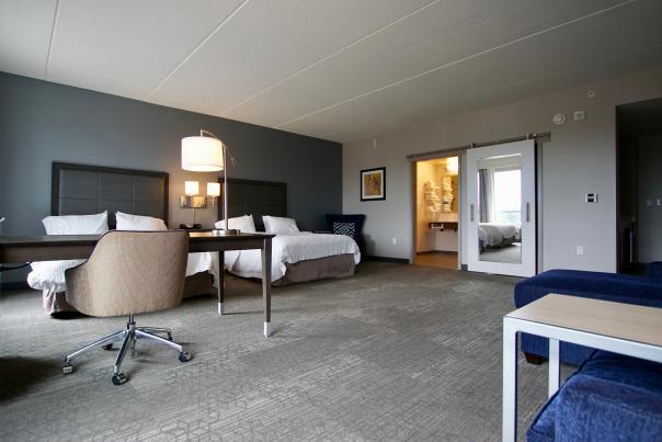 无障碍的酒店客房配有两张床和大型开放空间，位于Hampton Inn。