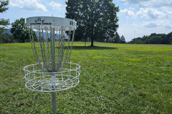Putting basket near the start of Seven Points Pine 9 disc golf course