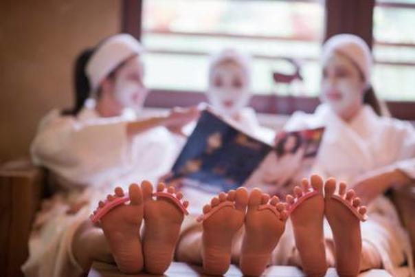 73377587-group-of-famale-friends-in-spa-have-fun-celebrate-bachelorette-party-with-face-mask