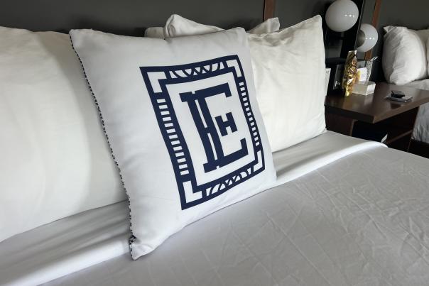 Hotel Elkhart Log on bed