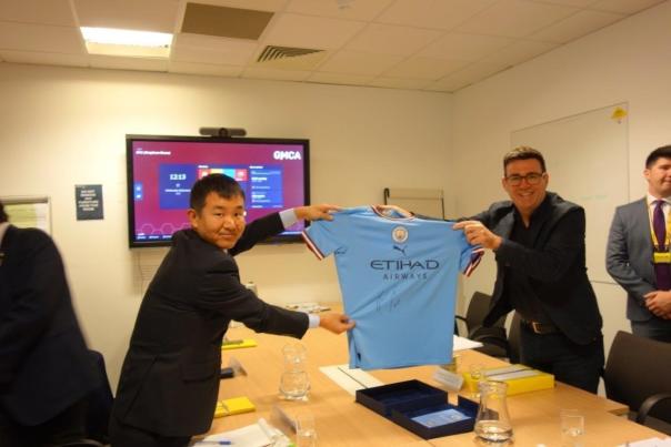Greater Manchester Mayor Andy Burnham exchanging gifts with Mr Atsushi Okamoto – Director for Environmental Policy, Environment Bureau, Osaka City Government