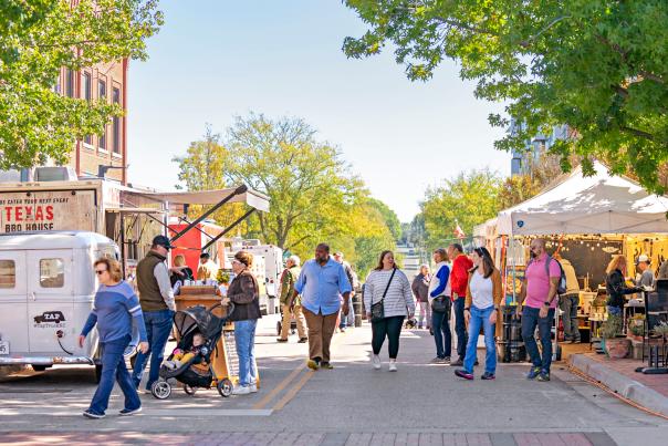 Crowd enjoys Olathe Art Festival
