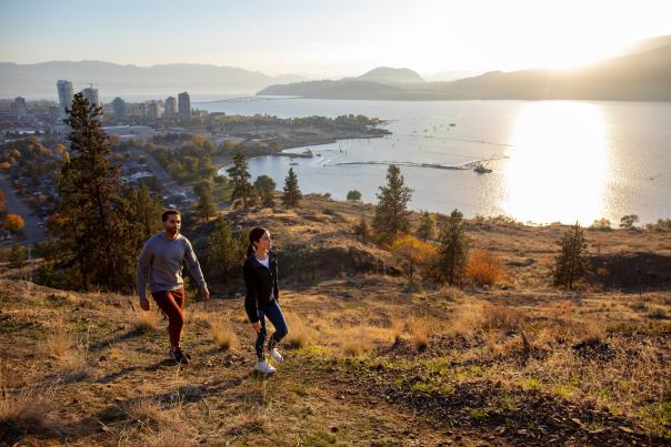 Couple_Hiking_at_Knox_Mountain_Park_4_