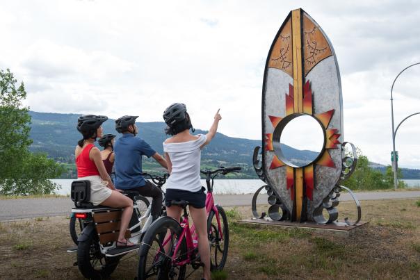 Family_Viewing_Indigenous_syilx_Artwork_along_Okanagan_Rail_Trail