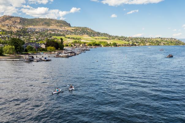 Couple_Kayaking_Okanagan_Lake_West_Kelowna_2_