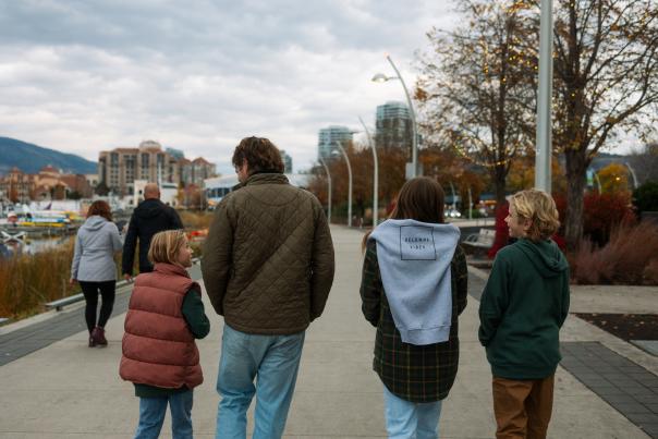 Family_Walking_on_Downtown_Promenade_at_Stuart_Park_2_