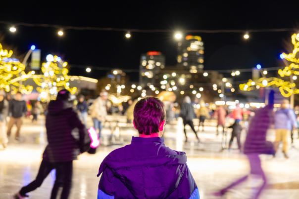 Child_watching_people_skate_at_Stuart_Park