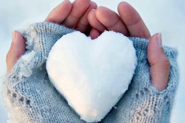 snow-heart-gloves-hands-wallpaper