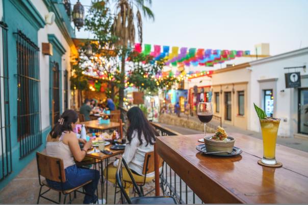 un par de mujeres comiendo en terraza de restaurante en los cabos