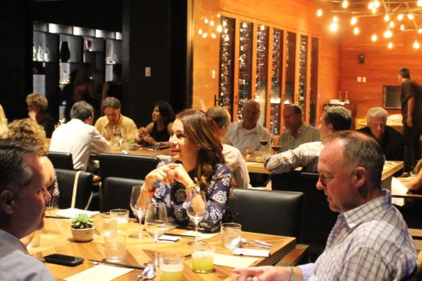 grupo de personas cenando en el restaurante de autor manta, en cabo san lucas