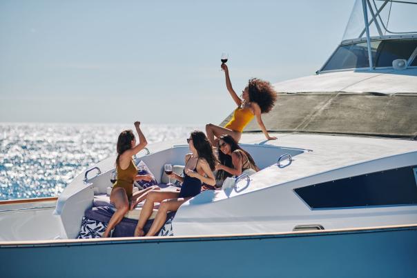 grupo de mujeres amigas brindando a bordo de un yate