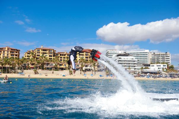 hombre practicando flyboard en el mar