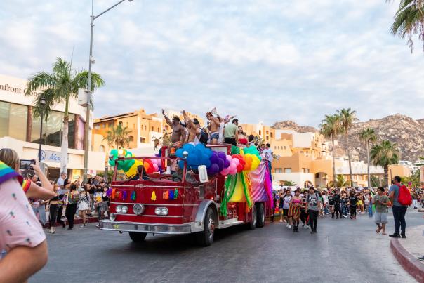 fotografía de auto adornado con banderas lgbt