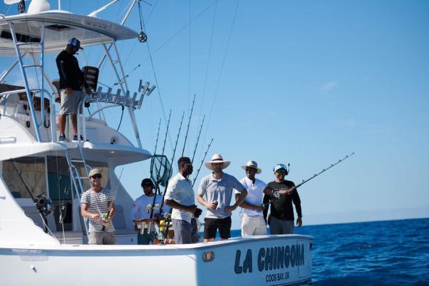 Aficionado y profesionales preparándose para ir de pesca deportiva en los mares de Los Cabos