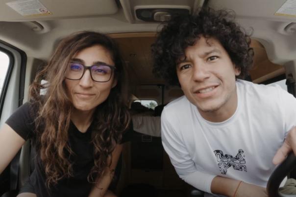 una pareja de amigos en su van a punto de iniciar el roadtrip