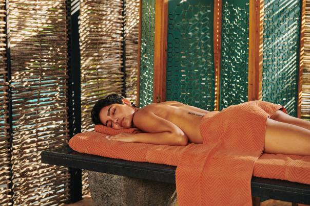 mujer en un spa tomando un masaje