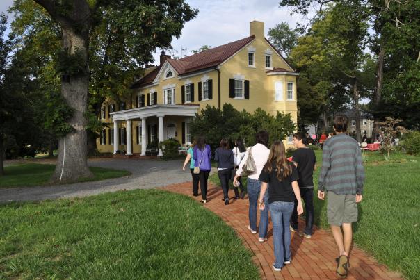 People walking into Dodona Manor