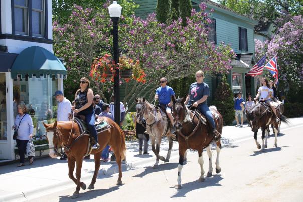 How much does it cost to ride horses on Mackinac Island?