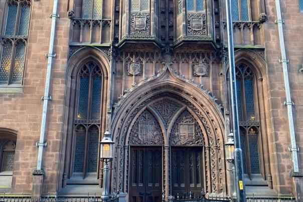 How do Manchester's libraries contribute to the sense of the city as a Gothic place?