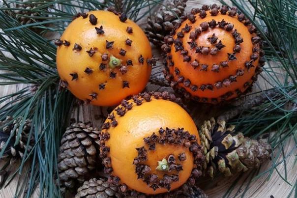 Orange-pomander-balls-decor-e1450389443466