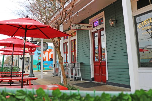 Wintzell's Outdoor Dining: picnic tables with umbrellas on the sidewalk