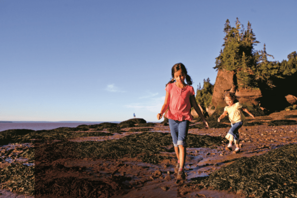 Hopewell Rocks kids on ocean floor_3﹖itok=DFRP3OJL