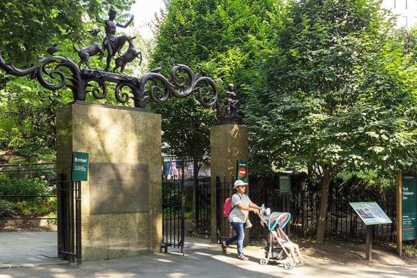 entrance to central park in new york city