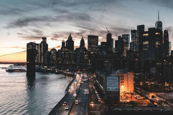 Evening skyline of manhattan bridge in brooklyn, nyc at dusk