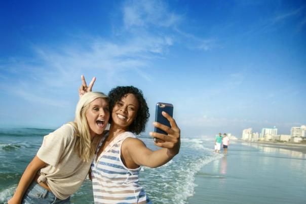 Selfie couples beach 0b4k1121