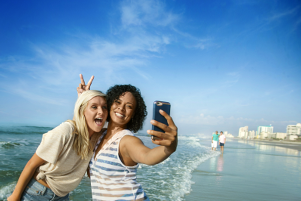 Selfie couples beach 0b4k1121 lo res 400